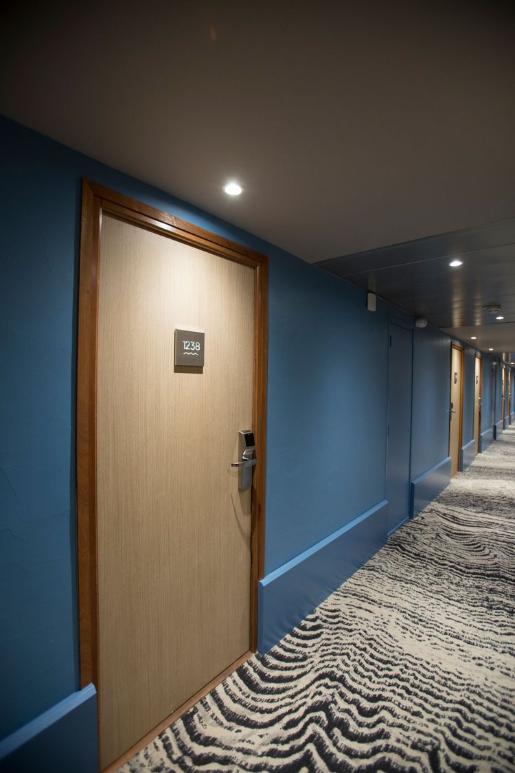 CoverStyl foliering av dörrar i hotellkorridor